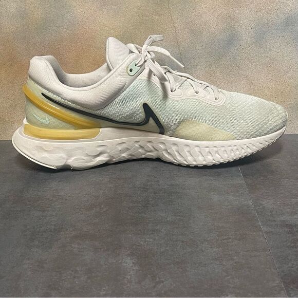 Athletic_Shoes